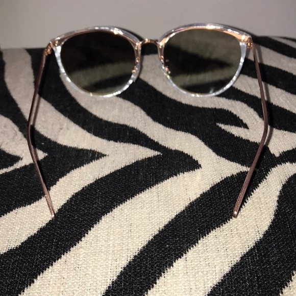 Marble and rose gold oversized trendy sunglasses - Picture 2 of 3